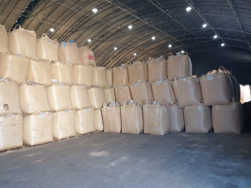 Utilizing 1-ton jumbo bags allows direct manufacturers to maximize container space and efficiently transport bulk wood pellets for global industrial buyers